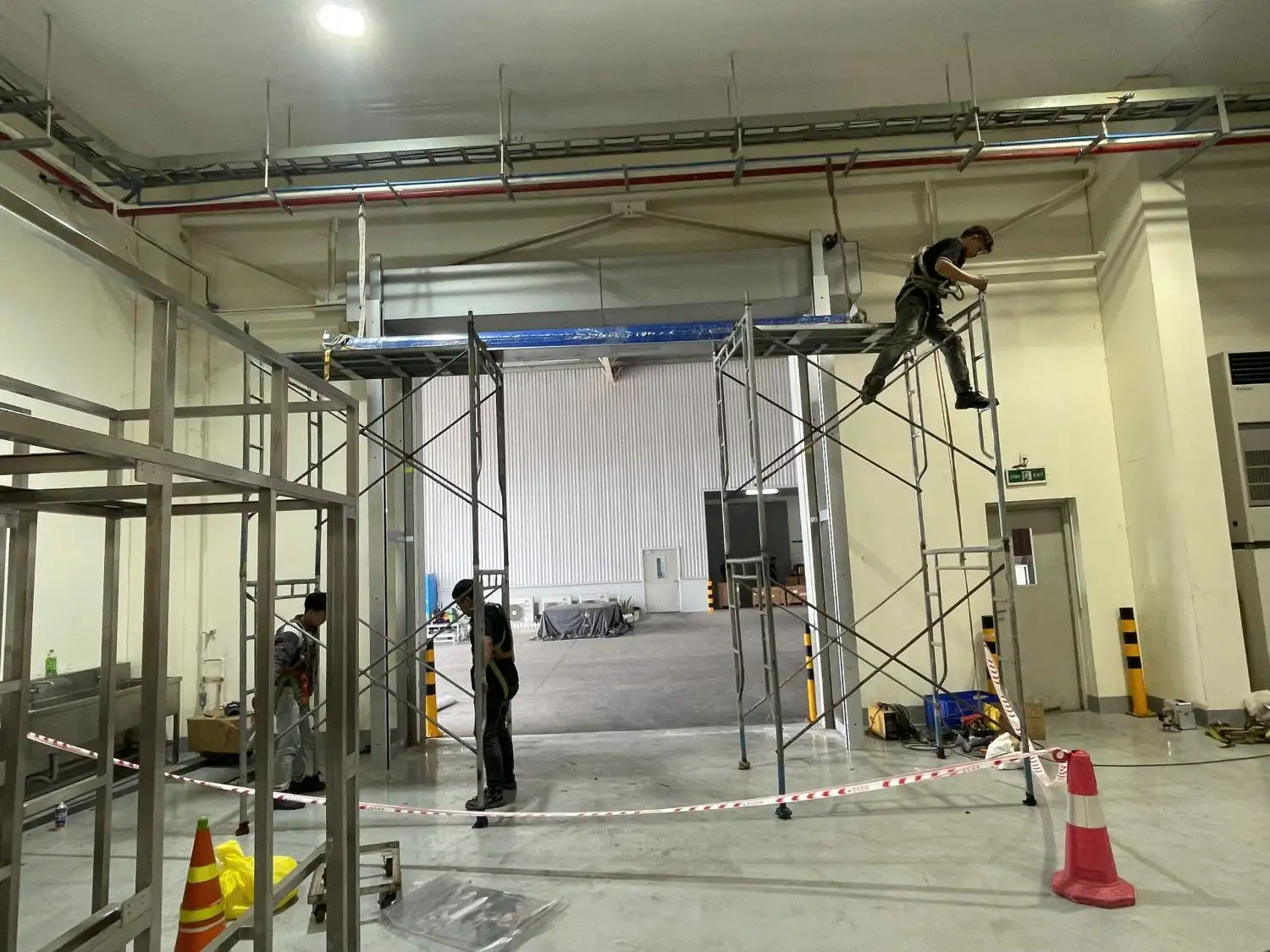 Thi Công và Lắp Đặt Cửa Cuốn Nhanh